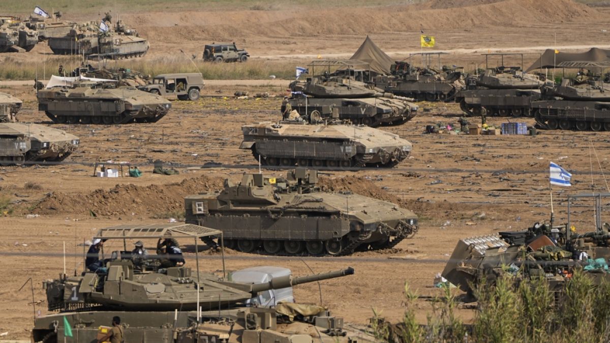 Israelische Soldaten versammeln sich nahe der Grenze zum Gazastreifen im Süden Israels. (Aufnahmedatum: 24.10.2023) (Foto)