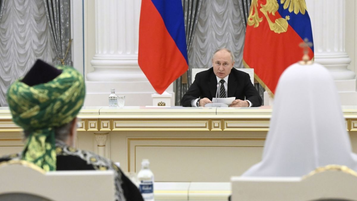 Putins neuer Tisch erntet im Netz wieder mal Spott und Häme. (Foto)