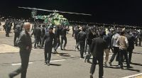 Menschen laufen und rufen antijüdische Parolen auf einem Flugfeld des Flughafens in Machatschkala in Russland.