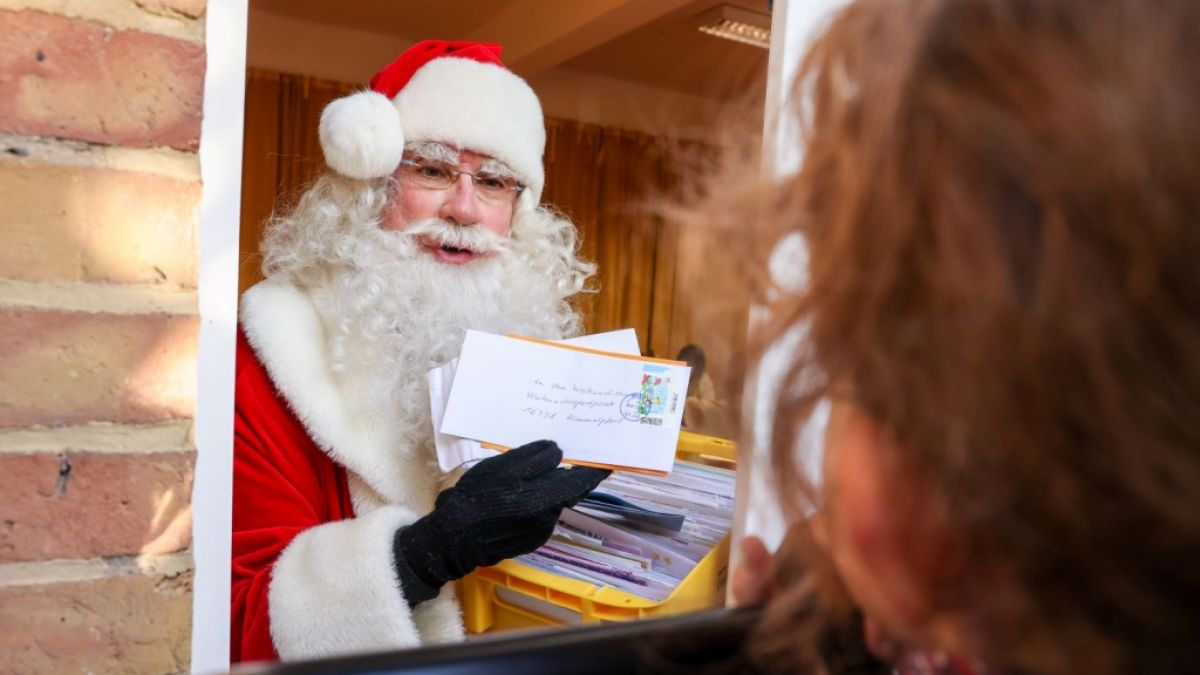 Der Weihnachtsmann in der Postfiliale in Himmelpfort. (Foto)