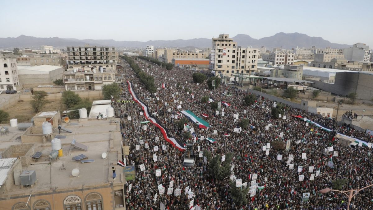 Anhänger der Huthi versammeln sich bei einer Kundgebung zur Unterstützung der palästinensischen Bevölkerung im Gazastreifen. Die Miliz im Jemen feuert immer wieder Raketen Richtung Israel ab. (Foto)