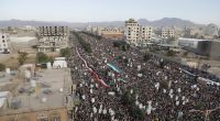 Anhänger der Huthi versammeln sich bei einer Kundgebung zur Unterstützung der palästinensischen Bevölkerung im Gazastreifen. Die Miliz im Jemen feuert immer wieder Raketen Richtung Israel ab.