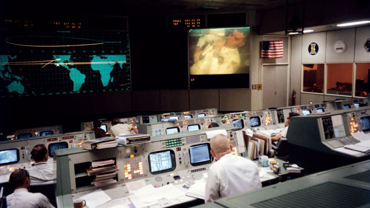 Ein Mitglied der "Apollo 13"-Crew ist auf einem Bildschirm im Missionskontrollzentrum der NASA zu sehen. (Foto)