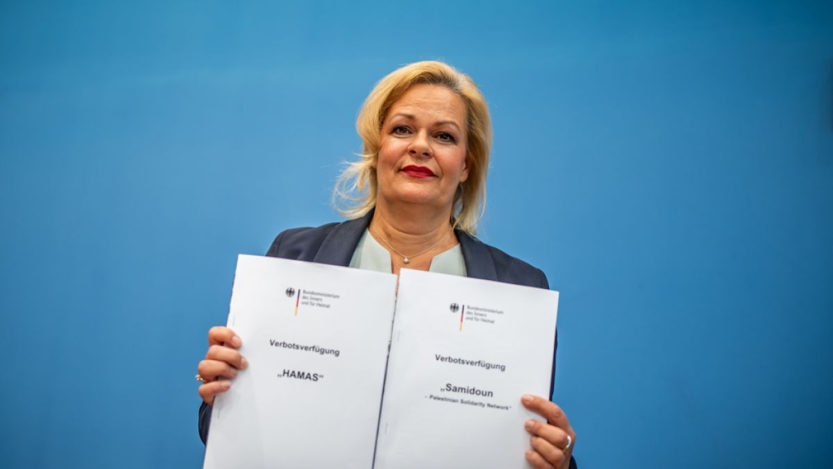 SPD-Innenministerin Nancy Faeser zeigt die Verbotsverfügungen für die Palästinenser-Organisationen Hamas und Samidoun in Deutschland. (Foto)