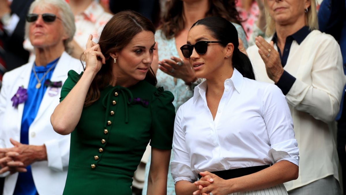 Prinzessin Kate und Meghan Markle, hier 2019 bei einem Besuch des Wimbledon-Tennisturniers, liefern sich heimlich ein Wettrennen um die Krone der Styling-Welt. (Foto)