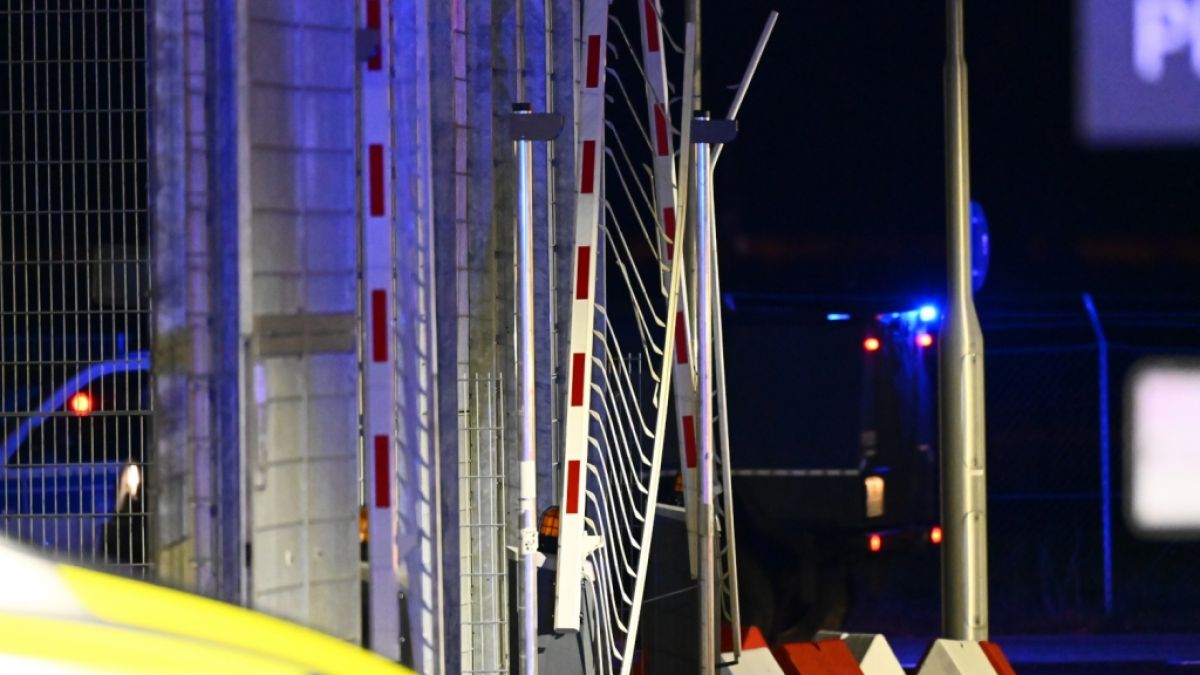 Der Hamburger Flughafen ist nach dem Eindringen eines Fahrzeugs auf das Gelände gesperrt worden. Ein Bewaffneter habe mit seinem Fahrzeug eine Schranke durchbrochen und mehrmals in die Luft geschossen. (Foto)