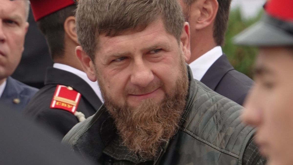 Ramsan Kadyrow (M.), Oberhaupt der russischen Teilrepublik Tschetschenien, hat seinen Sohn (15) zu seinem Leibwächter gemacht. (Foto)