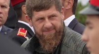 Ramsan Kadyrow (M.), Oberhaupt der russischen Teilrepublik Tschetschenien, hat seinen Sohn (15) zu seinem Leibwächter gemacht.