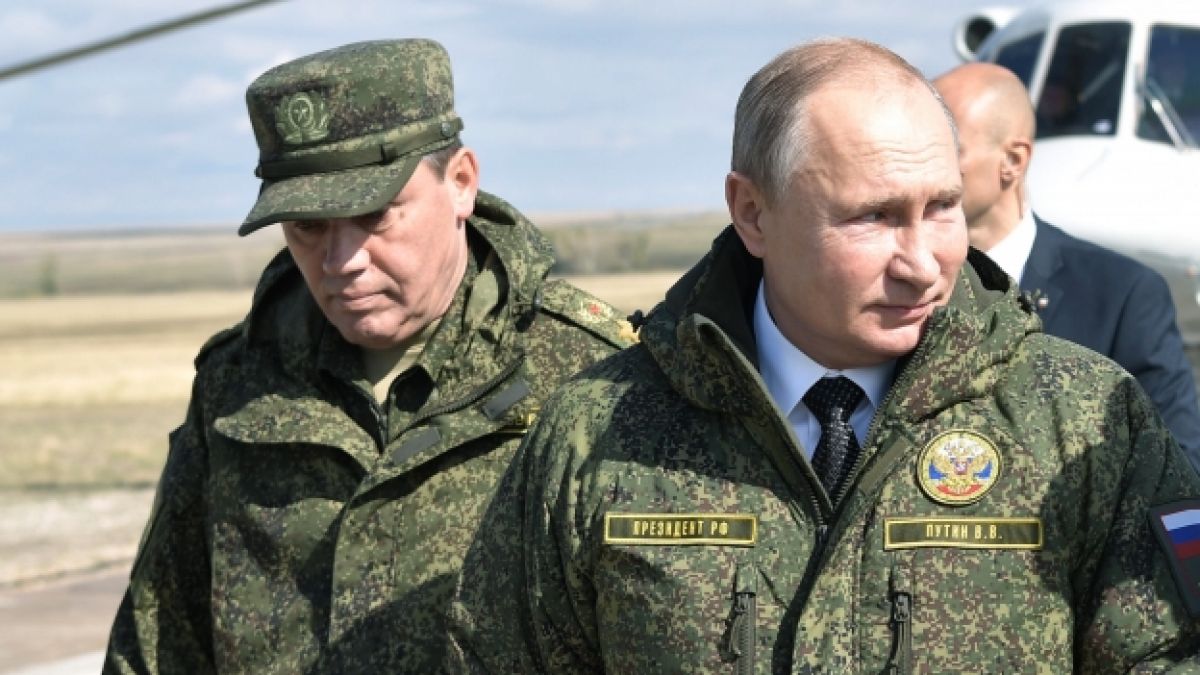 Waleri Gerassimow (links) sprach schon im Jahr 2019 von einem Krieg gegen die Nato. (Foto)