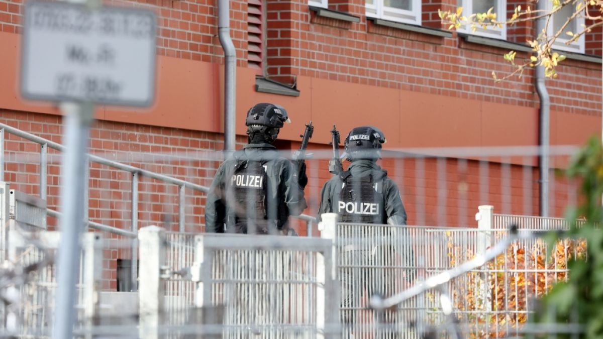 In einer Schule in Hamburg-Blankenese haben zwei bewaffnete Personen einen Polizeigroßeinsatz ausgelöst. (Foto)