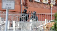 In einer Schule in Hamburg-Blankenese haben zwei bewaffnete Personen einen Polizeigroßeinsatz ausgelöst.