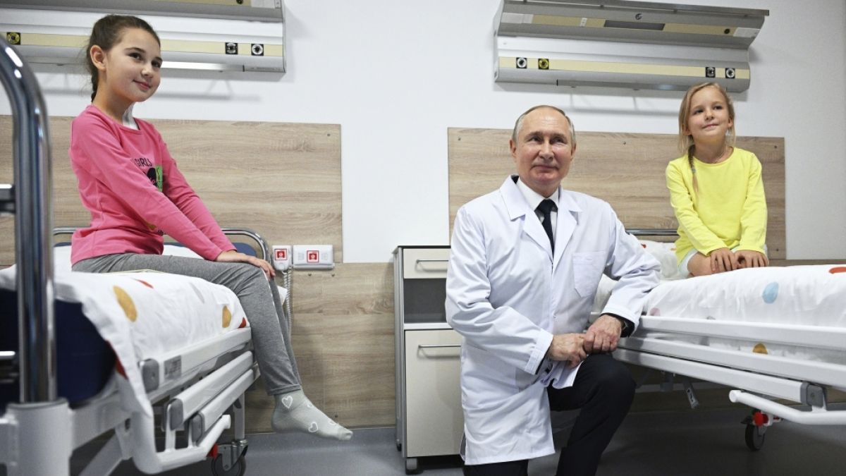 Hat nur der Doppelgänger von Wladimir Putin junge Patientinnen in einem medizinischen Zentrum in Moskau besucht? (Foto)