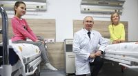 Hat nur der Doppelgänger von Wladimir Putin junge Patientinnen in einem medizinischen Zentrum in Moskau besucht?