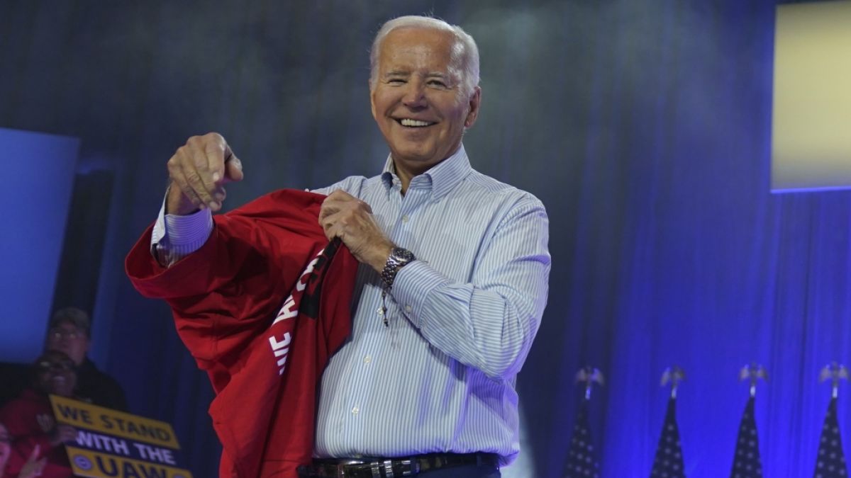 Mit dem Anziehen hatte US-Präsident Joe Biden so seine Probleme. (Foto)