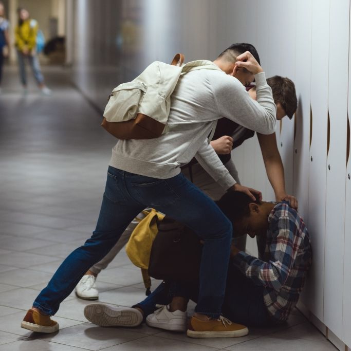 Jugendliche schlagen Mitschüler zusammen! 14-Jähriger notoperiert