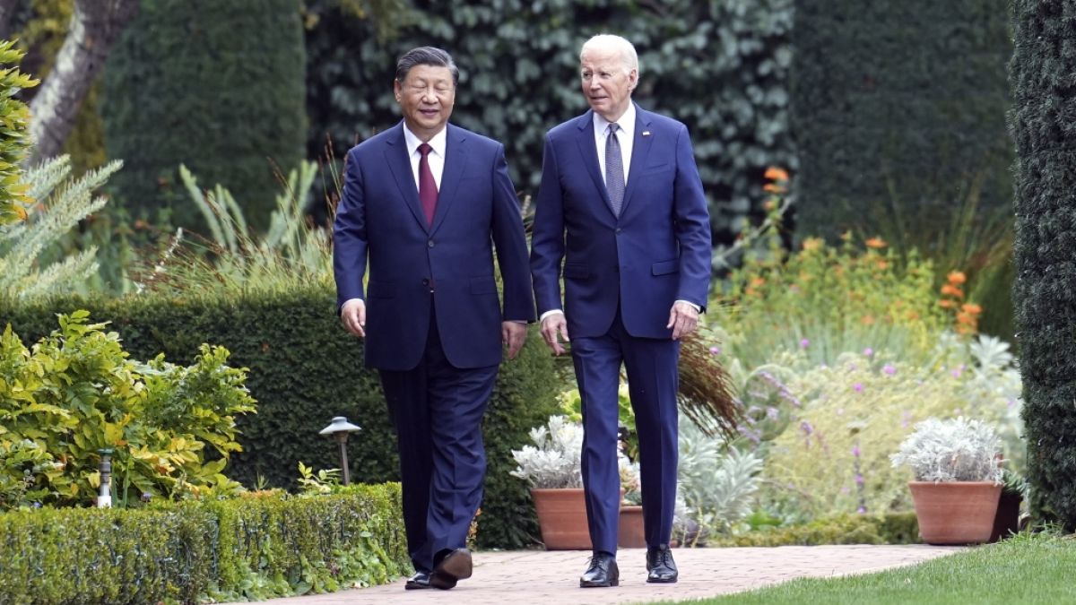 Chinas Staatschef Xi Jinping (l.) und US-Präsident Joe Biden trafen sich in der Nähe von San Francisco. Dabei kam es offenbar zu einem peinlichen Gespräch. (Foto)