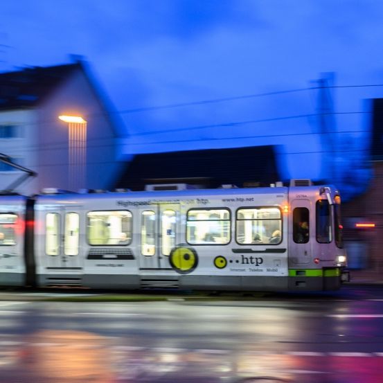 Stadtbahn überrollt Mann (61) - Polizei sucht Unfallzeugen