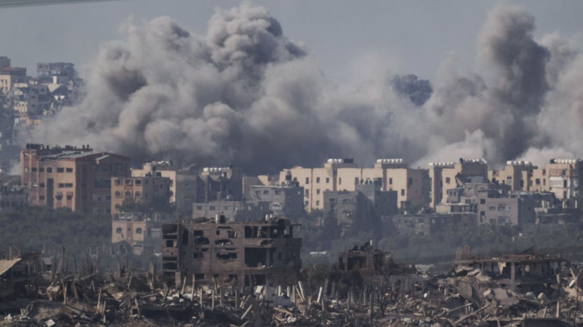Rauch steigt nach einem israelischen Luftangriff im Gazastreifen auf, vom Süden Israels aus gesehen. (Foto)