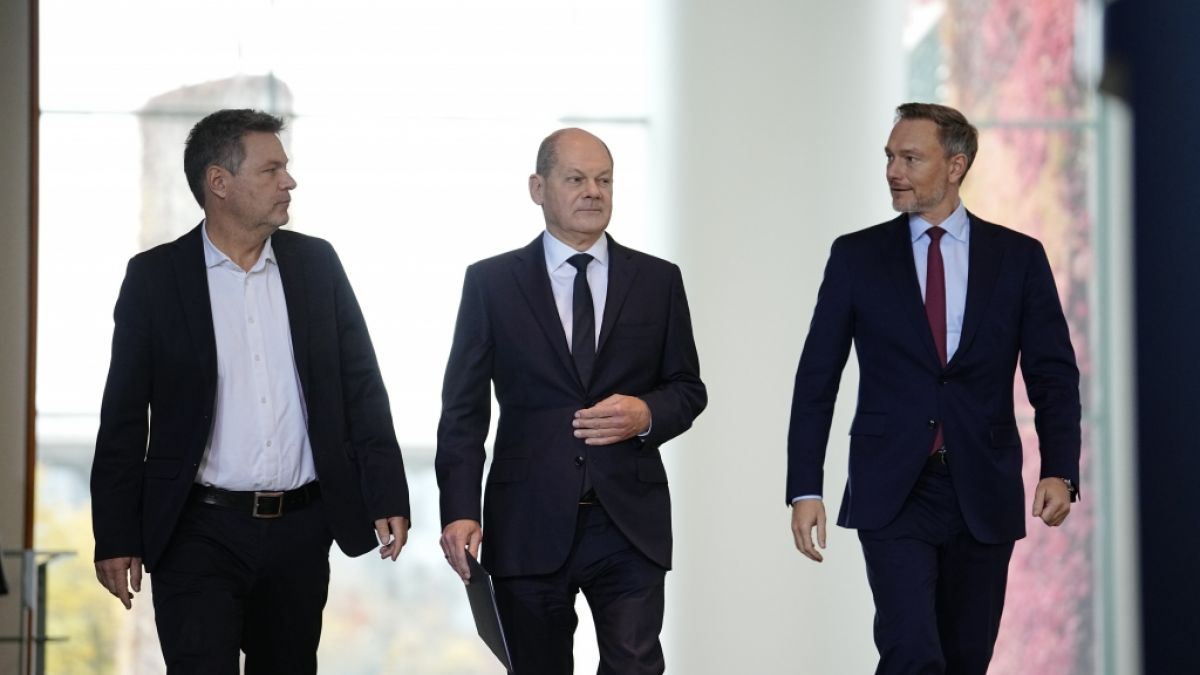 Die Ampel-Koalition um Wirtschaftsminister Robert Habeck (Grüne), Kanzler Olaf Scholz (SPD) und Finanzminister Christian Lindner (FDP, v.l.) befindet sich momentan in einer schweren Haushaltskrise. (Foto)