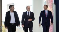 Die Ampel-Koalition um Wirtschaftsminister Robert Habeck (Grüne), Kanzler Olaf Scholz (SPD) und Finanzminister Christian Lindner (FDP, v.l.) befindet sich momentan in einer schweren Haushaltskrise.