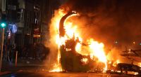 Ein Bus brennt auf den Straßen von Dublin. In Irlands Hauptstadt hat es nach einer Messerattacke auf eine Frau und mehrere Kinder schwere Ausschreitungen gegeben.