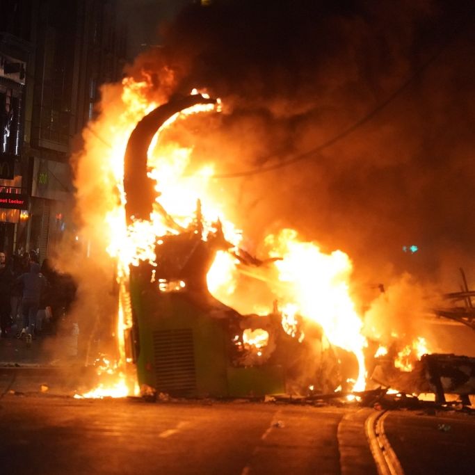 Straßenschlachten, brennende Busse! Schwere Krawalle in Dublin