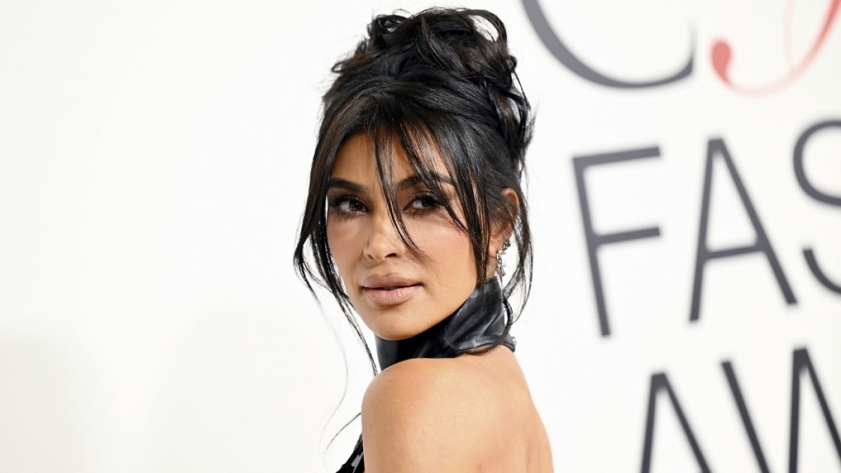 Kim Kardashian erntet für einen neuen Post jetzt scharfe Kritik. (Foto)