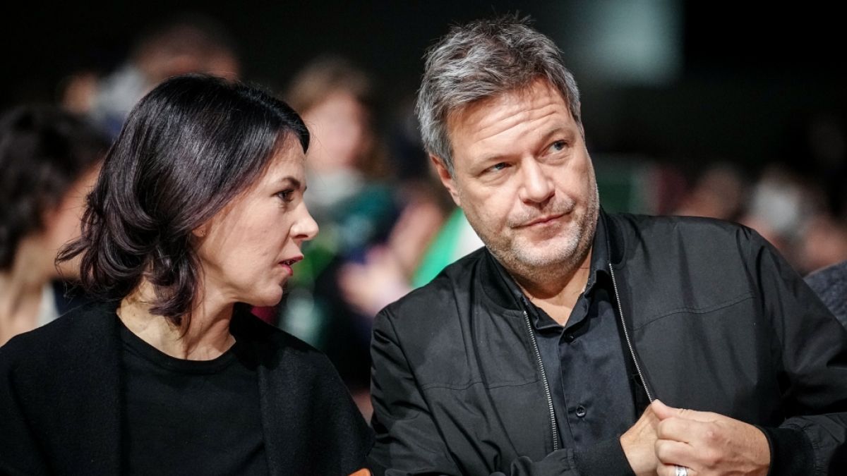 Annalena Baerbock und Robert Habeck besprechen sich beim Grünen-Parteitag in Karlsruhe. (Foto)