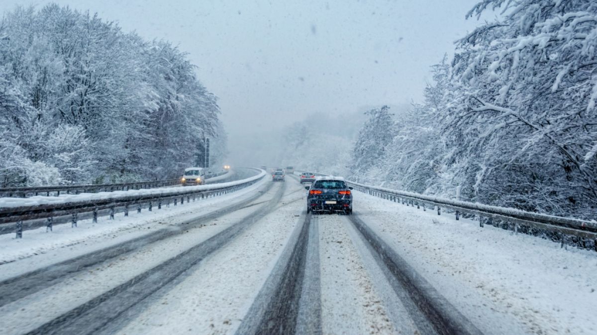 Autofahrer müssen sich durch den kräftigen Schneefall in Deutschland auf glatte Straßen einstellen. (Symbolfoto) (Foto)