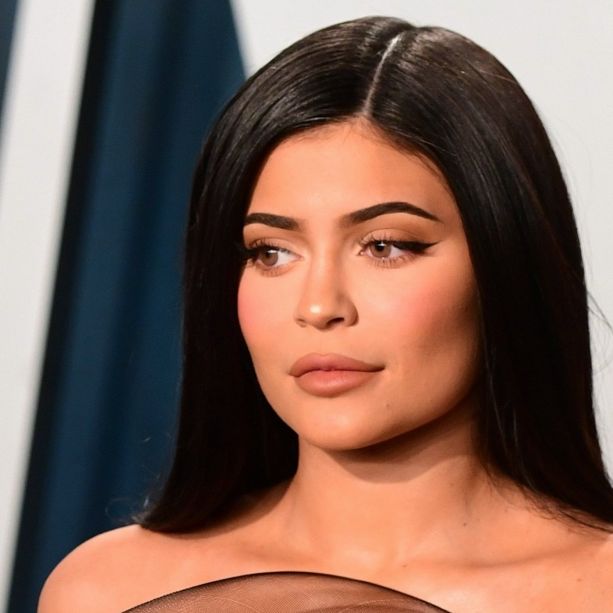 Kylie Jenner verzückt ihre Fans im Netz mit gewagten Einblicken.