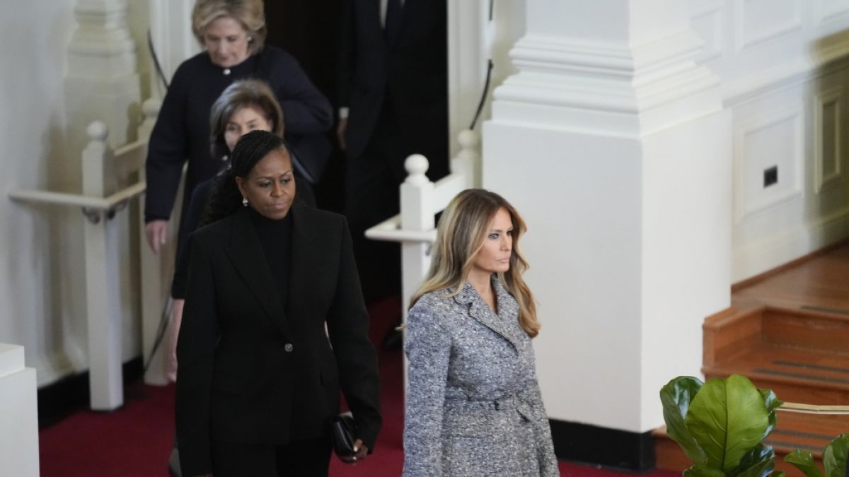 Melania Trump trug als einzige einen grauen Mantel bei Rosalynn Carters Trauerfeier. (Foto)