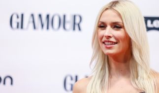 Lena Gercke zeigte sich als Lady in Red bei der LeGer Weihnachtsfeier.