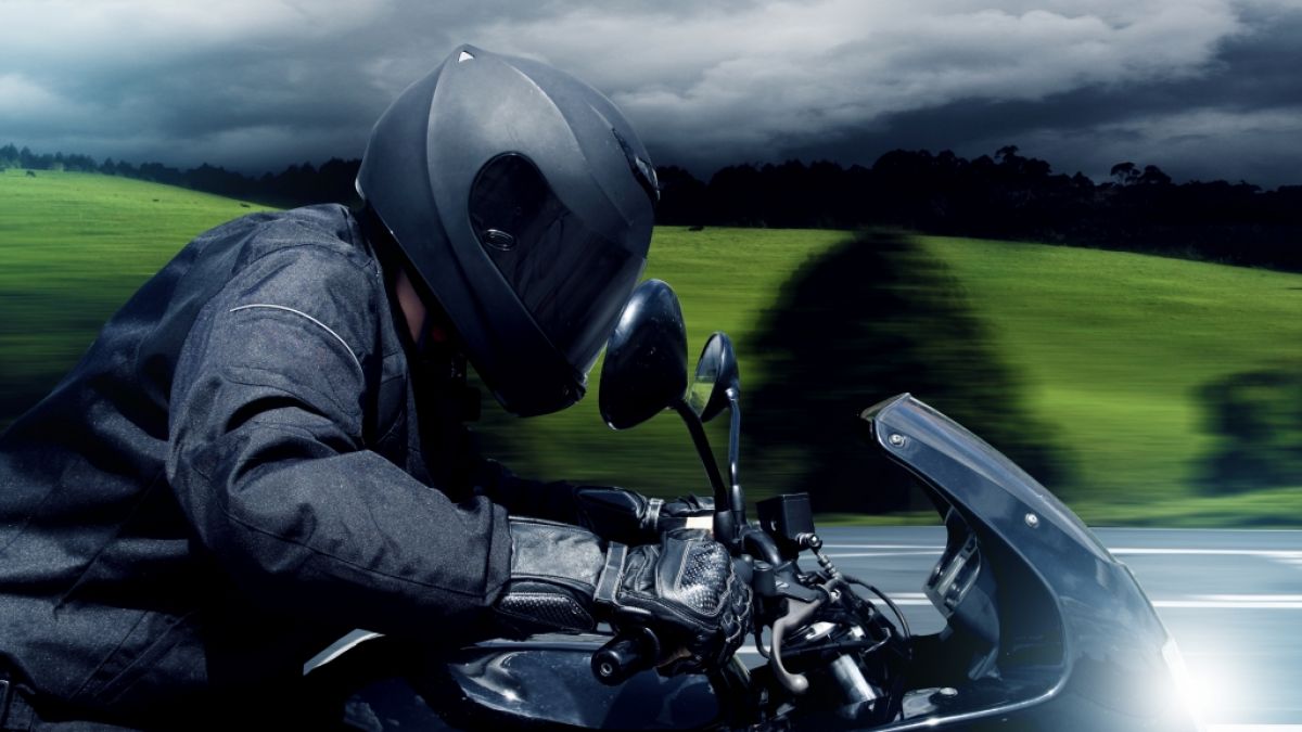 Ein Motorradfahrer krachte auf der A9 mit knapp 300 km/h in ein Auto. Die Polizei Mittelfranken macht jetzt mit Schock-Videos auf die Gefahren des Rasens aufmerksam. (Symbolfoto) (Foto)