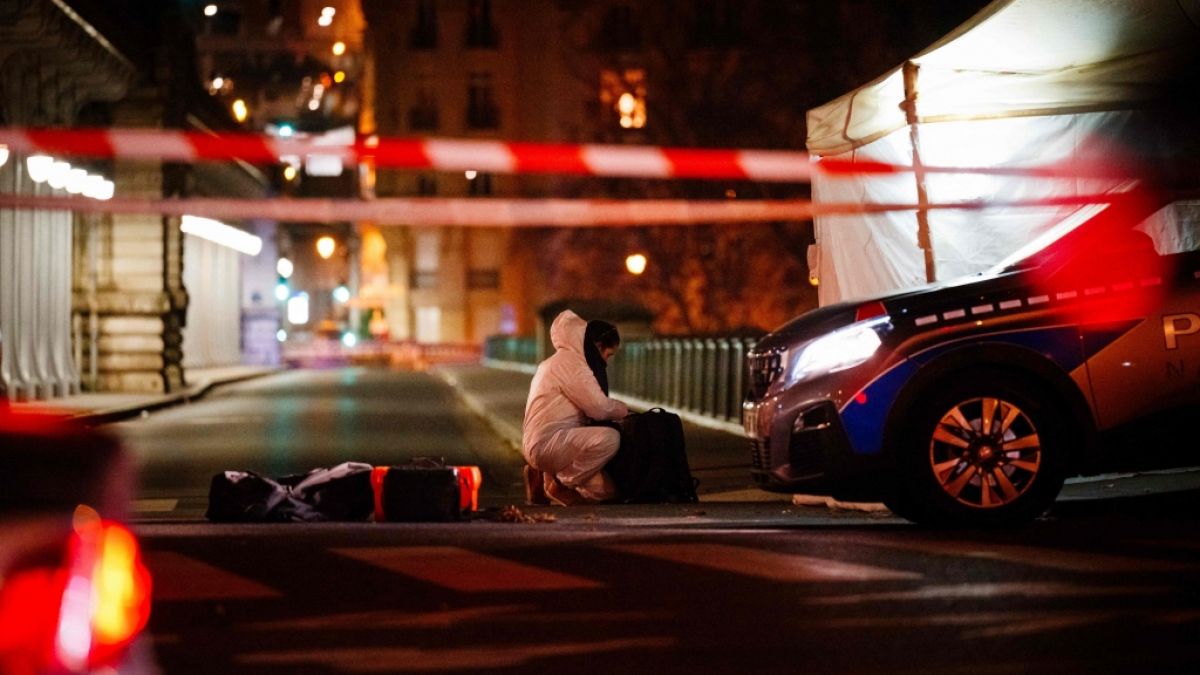 Ein mutmaßlicher Islamist hat unweit des Eiffelturms am Samstagabend einen deutschen Touristen mit einem Messer getötet. Zwei weitere Menschen seien verletzt worden, einer davon mit einem Hammer. (Foto)