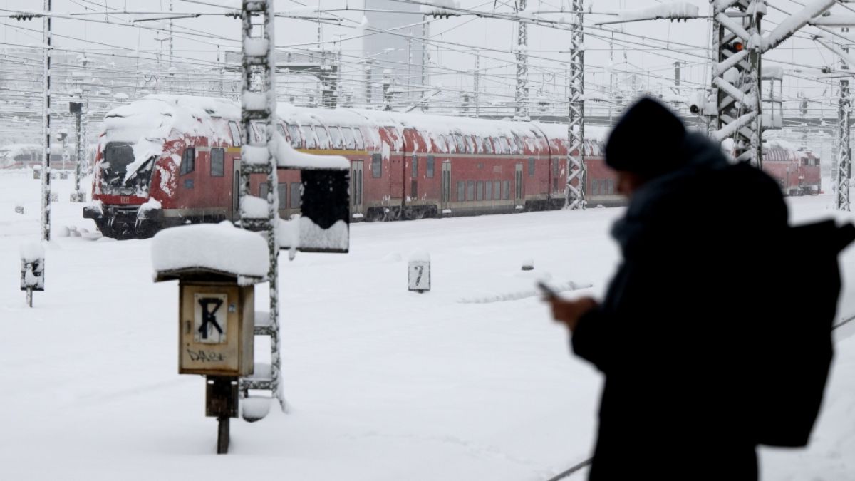 Auch am Montag müssen Pendler nach dem heftigen Wintereinbruch mit Zugausfällen rechnen. (Foto)
