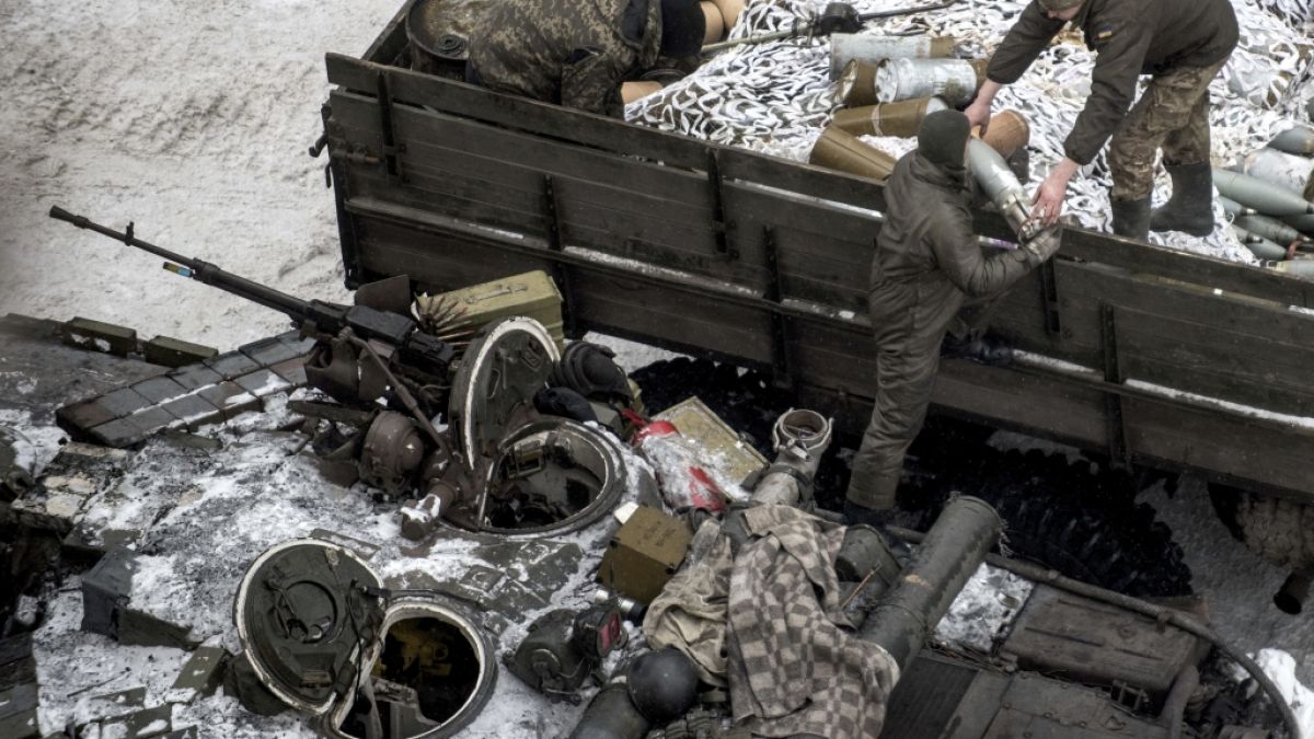 Ukrainische Soldaten laden in Awdijiwka in der Ostukraine Munition in einen Panzer. (Foto)
