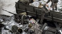 Ukrainische Soldaten laden in Awdijiwka in der Ostukraine Munition in einen Panzer.