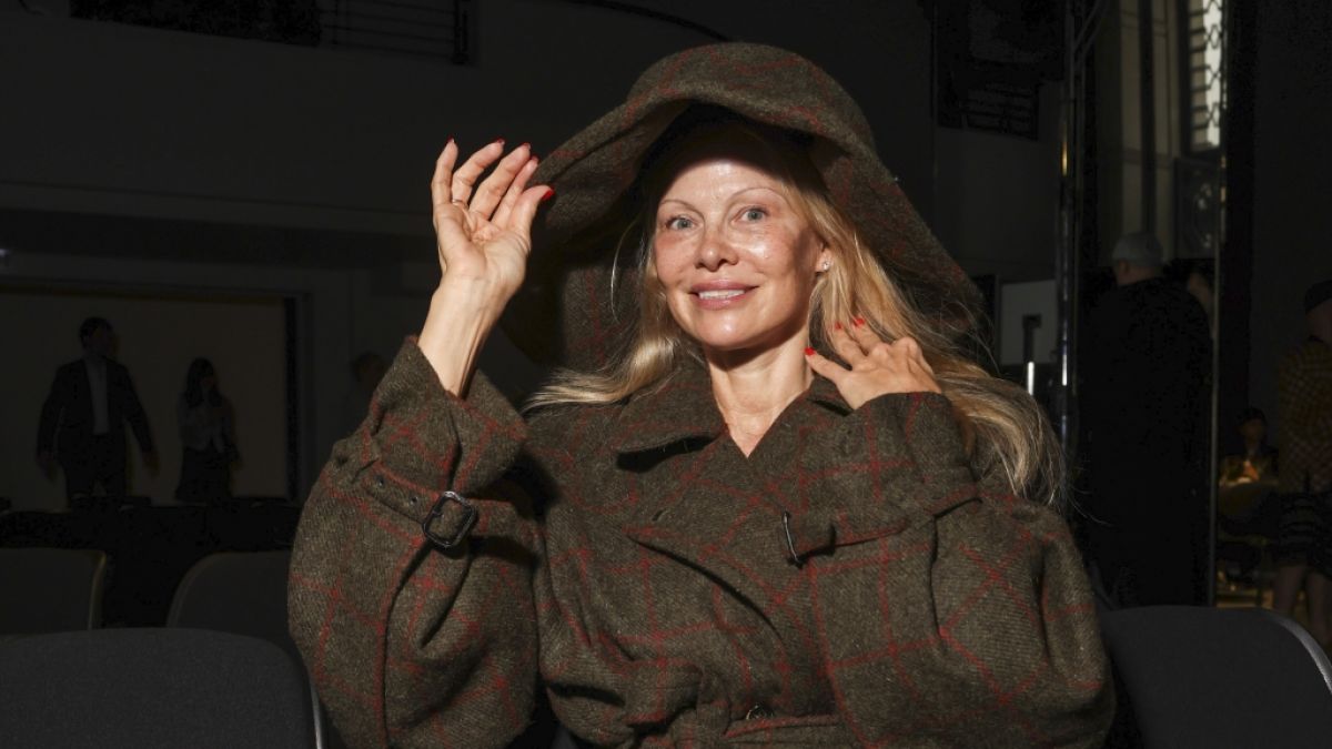 Pamela Anderson zeigt sich ohne Make-up bei den Fashion Awards 2023 in London. (Foto)