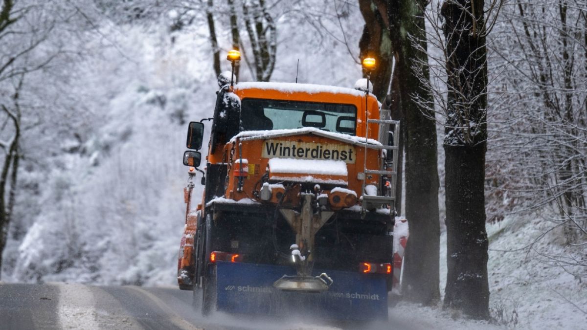 Im Erzgebirge kam es zu einem schweren Unfall mit einem Winterdienstfahrzeug. (Symbolbild) (Foto)