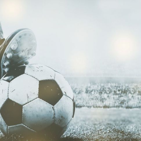 Tödlicher Zusammenstoß! Fußballer (19) nach schweren Kopfverletzungen gestorben
