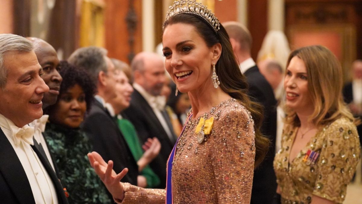 So schön strahlt nur Prinzessin Kate: Beim Empfang im Buckingham-Palast stahl die Schwiegertochter von König Charles III. den anderen Royals glatt die Show. (Foto)