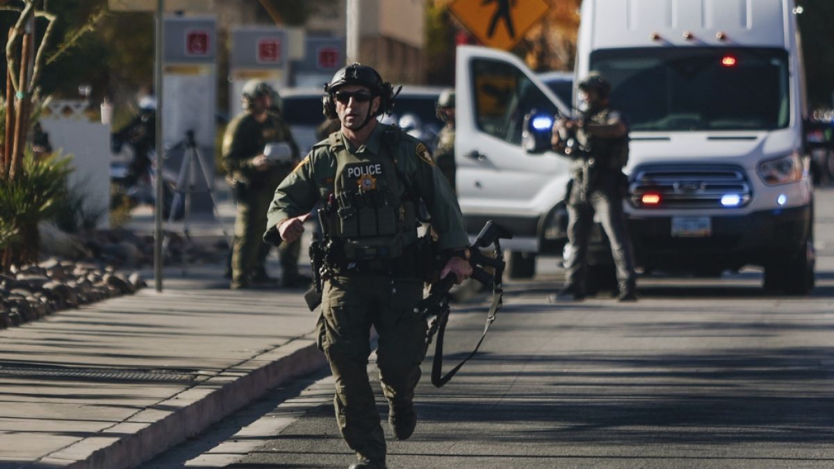 Ein Polizeibeamter ist am Tatort einer Schusswaffenattacke auf dem Campus der University of Nevada im Einsatz. (Foto)