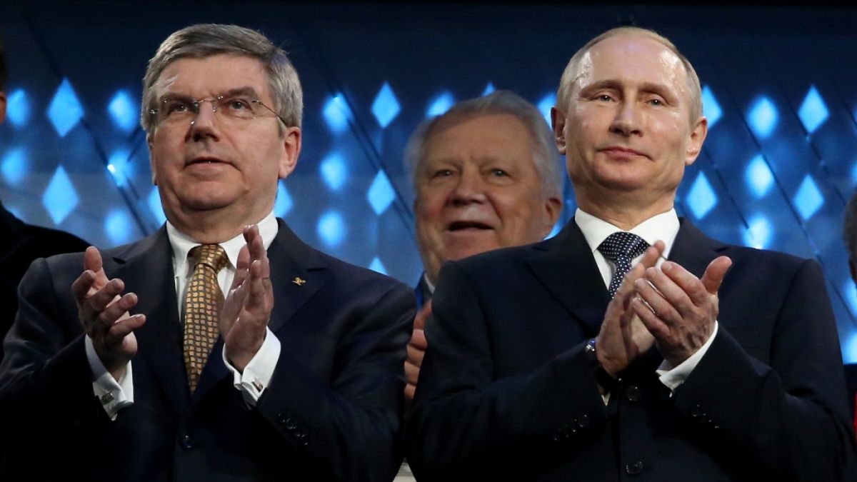 IOC-Präsident Thomas Bach, hier mit Russland-Präsident Wladimir Putin im Jahr 2014, erlaubt russischen und belarussischen Sportlern die Teilnahme an den Olympischen Sommerspielen 2024. (Foto)