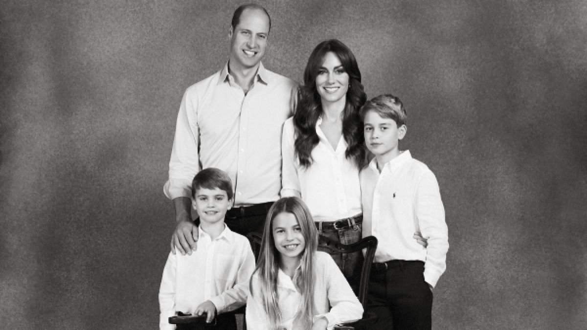 Der britische Thronfolger Prinz William und Prinzessin Kate, mit ihren drei Kindern Prinz George, Prinzessin Charlotte und Prinz Louis auf einem Foto, das auf der Weihnachtskarte der Familie im Jahr 2023 zu sehen ist. (Foto)