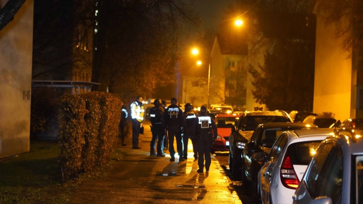 Bei einer Gewalttat in Stuttgart ist ein Mann ums Leben gekommen. Die Polizei suche mit einem Hubschrauber und zahlreichen Einsatzkräften nach dem Täter, sagte ein Polizeisprecher. (Foto)
