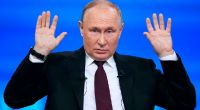 Da staunte selbst Wladimir Putin nicht schlecht: Bei seiner großen Pressekonferenz in Moskau fand sich der Kreml-Despot plötzlich Aug' in Aug' mit seinem Doppelgänger wieder.