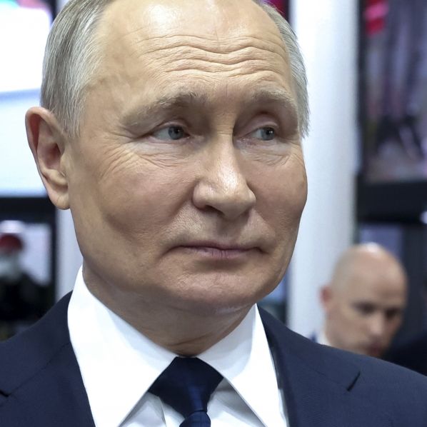 Wladimir Putins Kreml-Flughafen brennt lichterloh