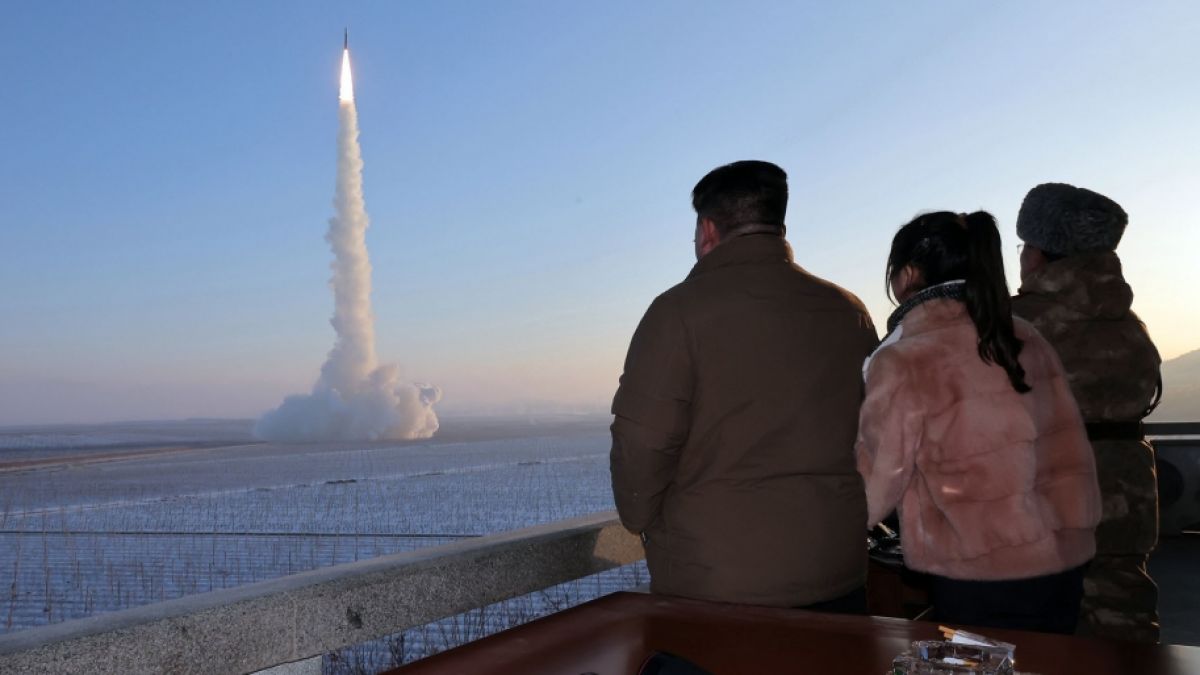 Kim Jong Un verfolgte den Raketenstart zusammen mit seiner Tochter Ju Ae. (Foto)