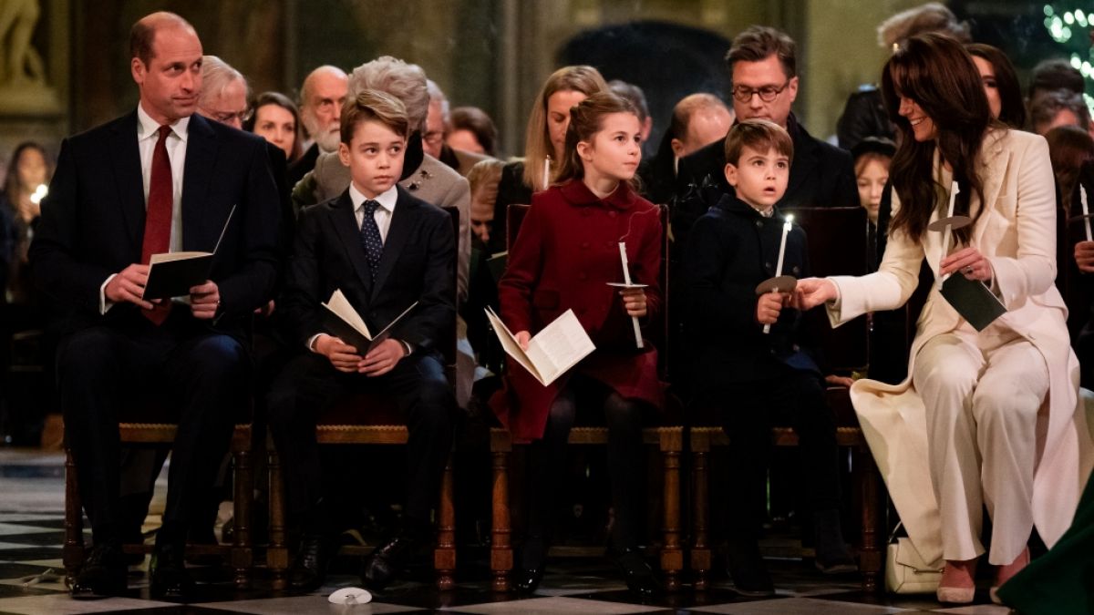 Prinzessin Kate strahlt neben ihrem Ehemann Prinz William und den gemeinsamen Kindern George, Charlotte und Louis (v.ln.r.) beim Weihnachtskonzert in der Westminster Abbey. (Foto)