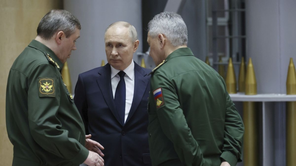 Wladimir Putin spricht mit Waleri Gerassimow, Generalstabschef der russischen Streitkräfte, und Sergej Schoigu, Verteidigungsminister von Russland, nach einem Treffen mit den höchsten Militärs. (Foto)